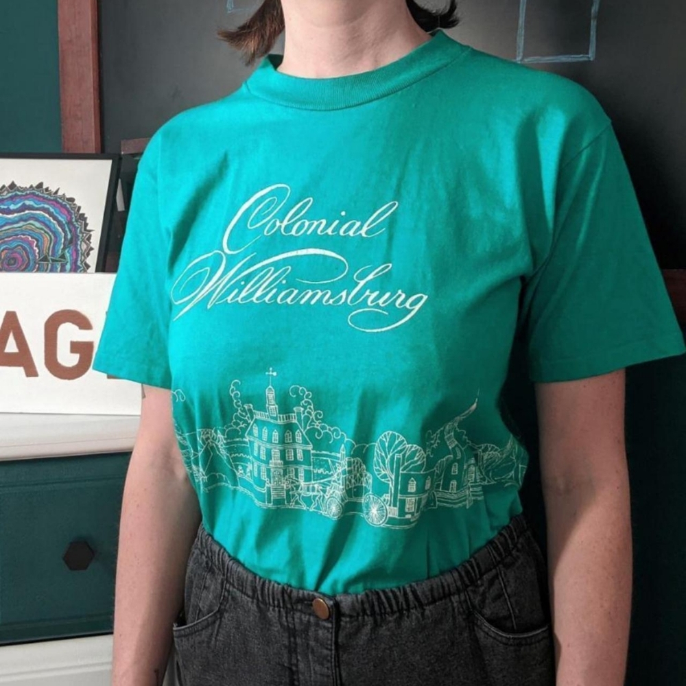 Vintage Colonial Williamsburg Green Souvenir T-shirt